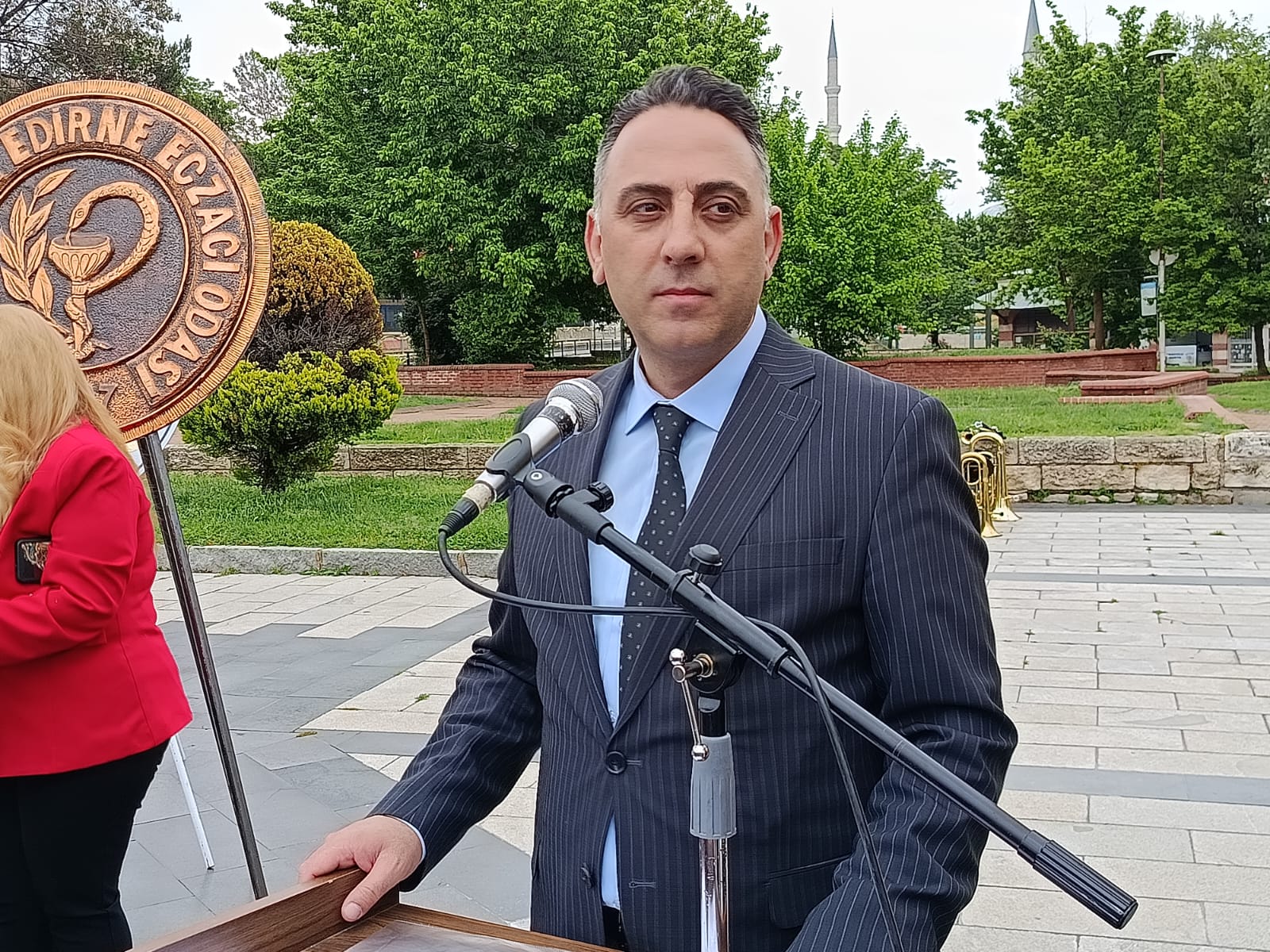 Edirne'de 10-16 Mayıs Engelliler Haftası kapsamında, Aile ve Sosyal Hizmetler İl Müdürlüğü ile kentte faaliyet gösteren engelli sivil toplum kuruluşlarının katılımıyla Atatürk Anıtı'nda çelenk sunma töreni gerçekleştirildi.